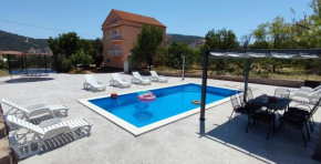 Family friendly apartments with a swimming pool Vinisce, Trogir - 12676